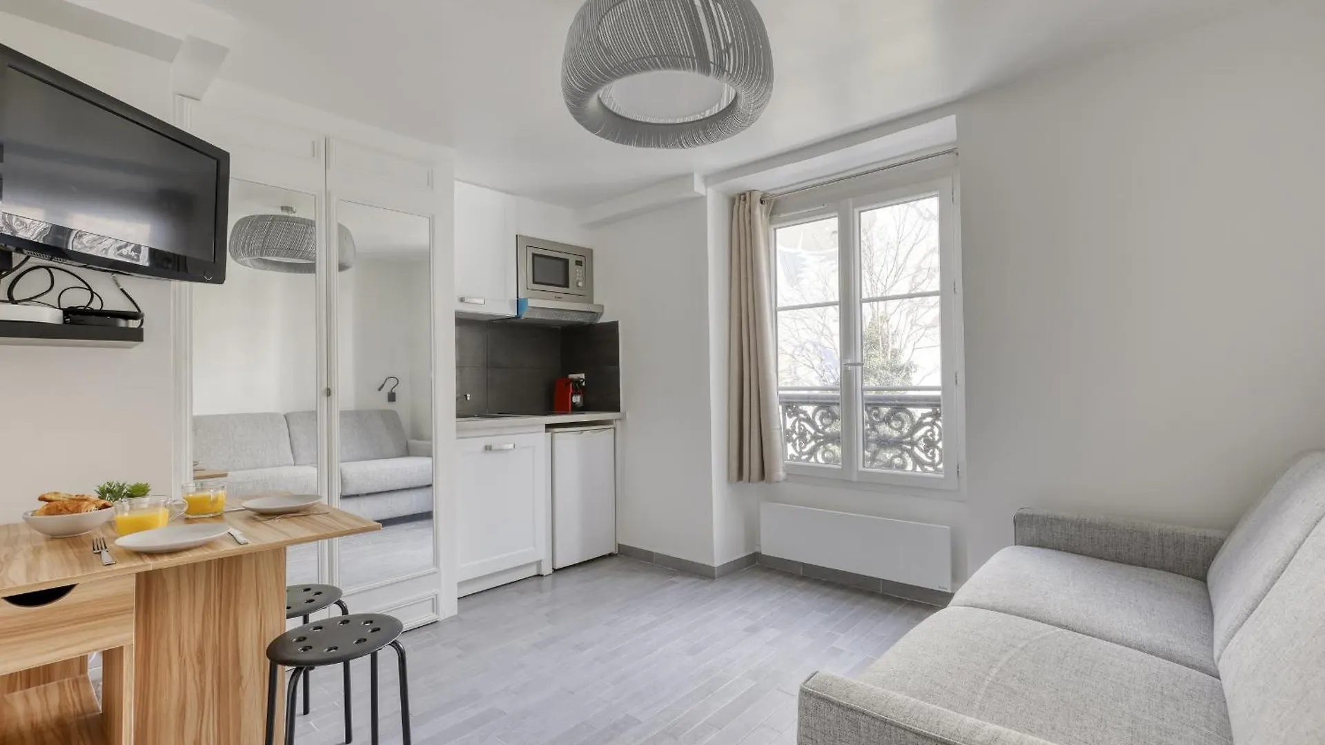 Branded New Cozy In The Heart Of 17 Paříž