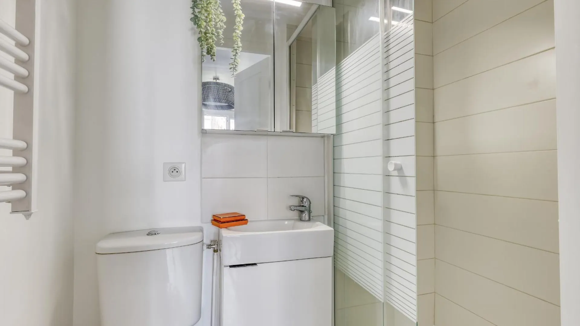 Branded New Cozy In The Heart Of 17 Paris