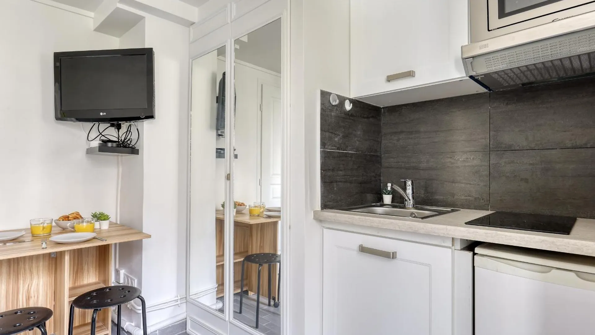 Branded New Cozy In The Heart Of 17 Apartment